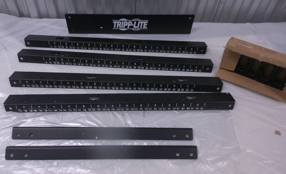 Tripp Lite SmartRack 4Post Adjustable Depth 13U 19"  Frame Rack - Missing parts - Image 1 of 4