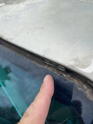 1269880078 CLIP DE AJUSTE PARABRISAS W126 500SEC 560SEC 560SEL 300SD 350SD 420SEL SEC Foto 1 de 3