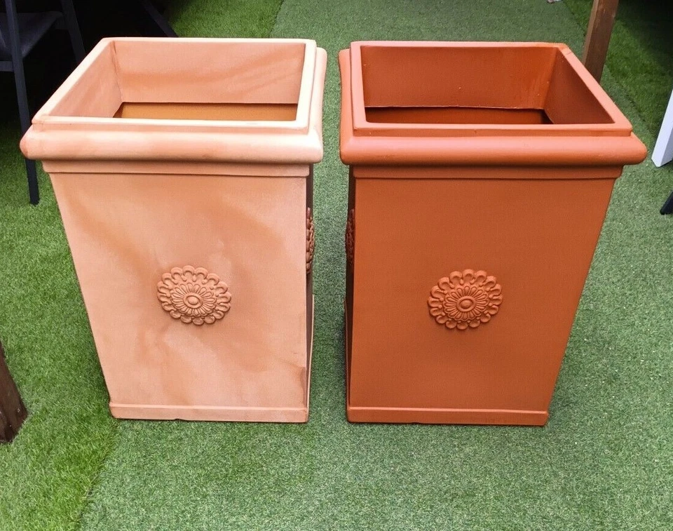 ELBI pr 70 VASO IN RESINA PILONE CON ROSONE