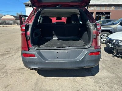 Used Rear Bumper Assembly Rear fits: 2015 Jeep Cherokee w/o rear tow hook w/o tr - Imagem 1 de 4