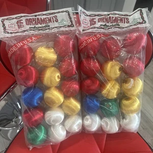 2 bolas de Navidad pirámide vintage 15 bolas de satén doradas rojas blancas nuevas de stock irrompibles - Imagen 1 de 5