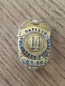 Insignia de capitán voluntario del Departamento de Bomberos de Caterpillar Tractor Co. súper rara - Imagen 1 de 3