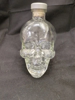 Botella de vodka vacía de cristal con cabeza de calavera 750 ml - Estante 7 Foto 1 de 4