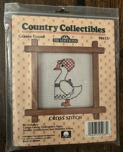 Kit de punto de cruz Granny Goose con marco de madera - Tradiciones #T8653 - Mini - Imagen 1 de 2
