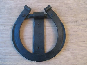 HAND FORGED WROUGHT IRON OLD ENGLISH COUNTRY COTTAGE DOOR KNOCKER-HORSE SHOE - Picture 1 of 2