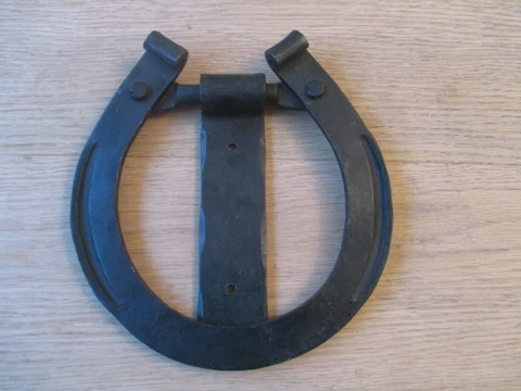 HAND FORGED WROUGHT IRON OLD ENGLISH COUNTRY COTTAGE DOOR KNOCKER-HORSE SHOE Cover