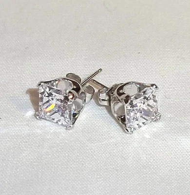 Aretes perforados de oro blanco de 14 quilates 6 mm corte princesa DQ Diamonique circonita cúbica Foto 1 de 4