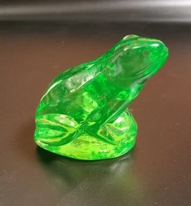 Green Uranium Vintage Hand Made pressed Glass Frog made In Czechoslovakia - Picture 1 of 9