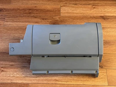 Guantera Volkswagen Beetle 1998-2010 fabricante de equipos originales compartimento almacenamiento gris sin auxiliar Foto 1 de 4