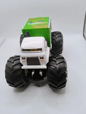 Camión de basura Hot Wheels Monster Truck Will Trash It All Foto 1 de 4