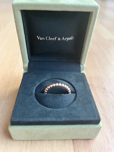 Van Cleef & Arpels, Ring Perlée pearls of gold, mittelgroßes Modell Gr. 59, NEU  - Bild 1 von 5