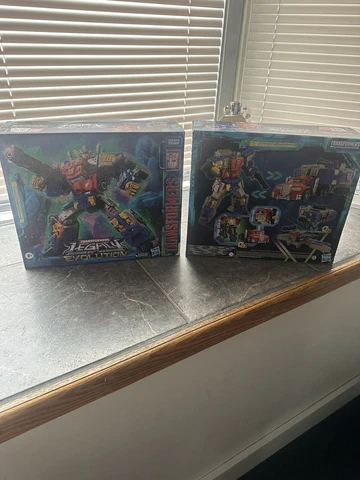 * In Hand* Transformers Legacy Evolution Commander Arm Universe Optimus Prime Cover