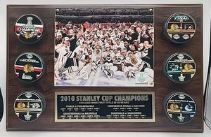 Targa 6 Puck Stanley Cup NHL Champions Blackhawks 2010 - Foto 1 di 6
