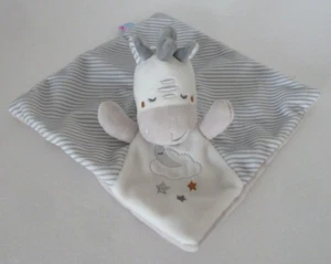SA. DOUDOU PLAT SUCRE D'ORGE ZEBRE gris blanc rayures rayé étoiles nuage E.NEUF* - Foto 1 di 4