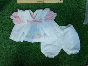 passt XAVIER ROBERTS weiche Skulptur KINDER Baby KLEID weiß mit rosa Borte - Bild 1 von 2