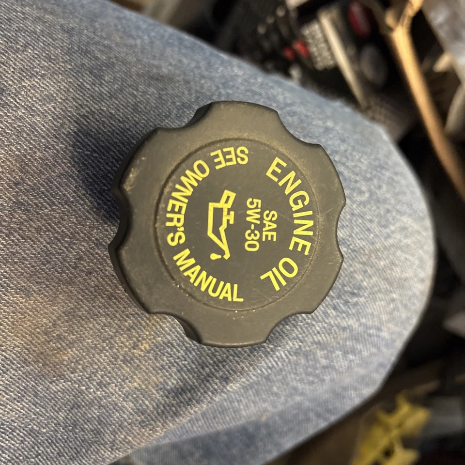 Tapa de llenado de aceite de motor Buick Park Avenue GM 1995-06 SAE 5W-30 OEM Impala Lumina Foto 1 de 2