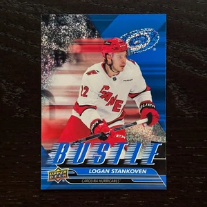 2025-26 Upper Deck Series 1 Logan Stankoven B-12 SPECKLE Bustle - Bild 1 von 2