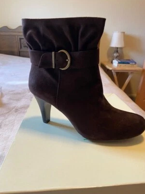 LAURA ASHLEY Botín Marrón Imitación Gamuza Cuero, 9 1/2 M, Nuevo en Caja Foto 1 de 4