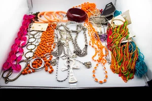 VINTAGE TRUE ESTATE MIXED JEWELRY LOT #1 wow - Picture 1 of 5