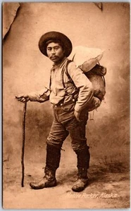 Alaska AK, Empaquetador Nativo, Retrato, Hombre con Sombrero, Botas y Mochila, Postal - Imagen 1 de 2