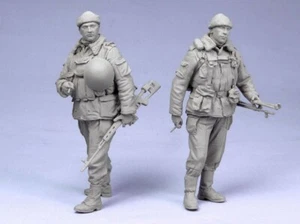 Tank Model 35069 1/35 Modern Russian Soldiers w/SVD & PK, Chechniya 1993-2004 - Picture 1 of 6