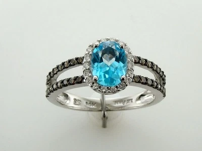 Anillo de cóctel LeVian de oro blanco de 14 quilates con topacio azul y diamante de 1,56 TCW - talla 5 Foto 1 de 4