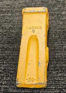 Dents de godet à pointe longue 1U3302 pour chargeuse-pelleteuse CAT Caterpillar J300/E180 - Photo 1/7