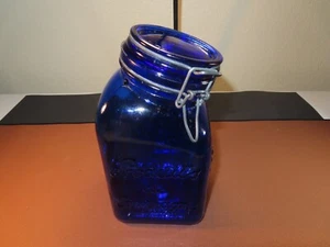 Contenedor de tarro de vidrio azul cobalto vintage Casadis Milano con tapa de bisagra en ángulo 9" - Imagen 1 de 6