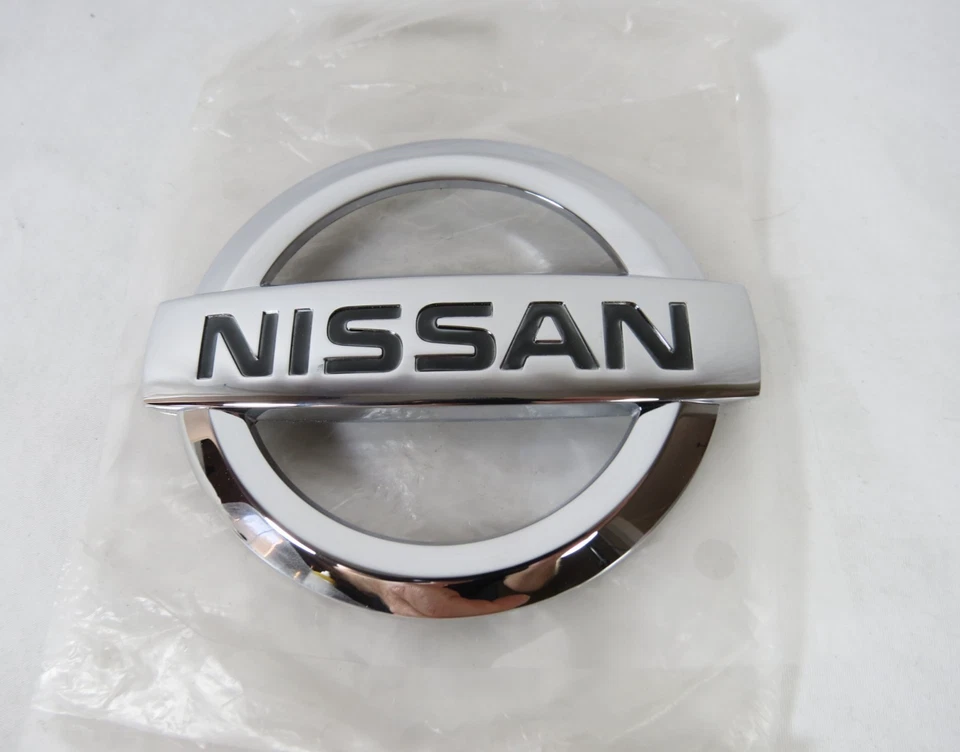Nissan Frontier 2013-2021 emblema trasero para puerta trasera cromo insignia logotipo original OEM Foto 1 de 2