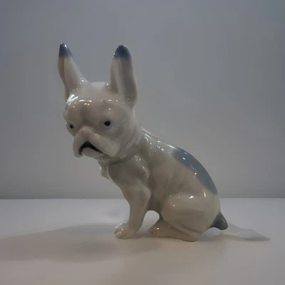 Estatuilla de porcelana de colección Bulldog Francés blanca con acento azul/cuello texturizado Japón Foto 1 de 4