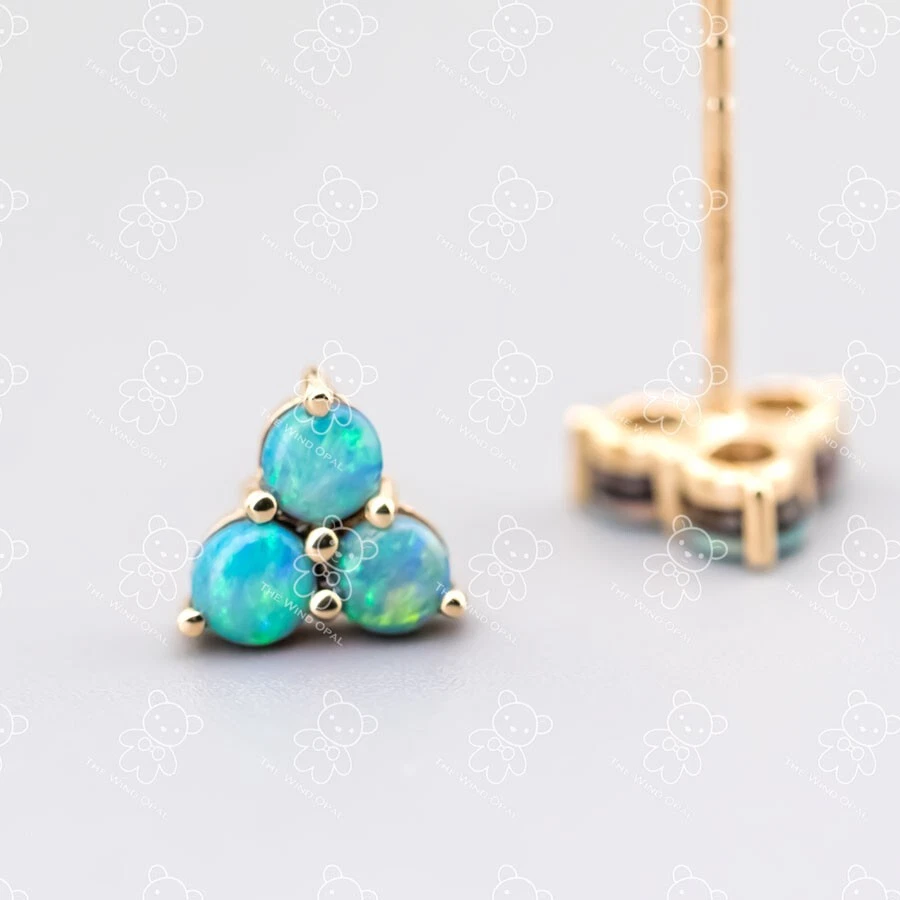 Aretes minimalistas de tres piedras de ópalo doblete australiano de oro amarillo de 14K Foto 1 de 4