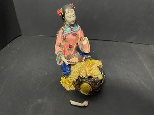 Statuina donna asiatica in porcellana con polli - Foto 1 di 4
