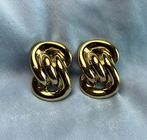 ELEGANT VTG 80'S COUTURE GOLD TONED METAL KNOT STYLE STATEMENT CLIP-ON EARRINGS - Picture 1 of 5