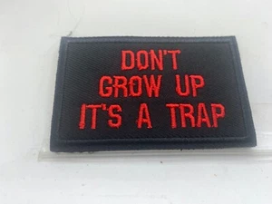 DON'T GROW UP IT'S A TRAP NEUER BESTICKTER NAMENAUFNÄHER MIT HAKENRÜCKEN - Bild 1 von 1