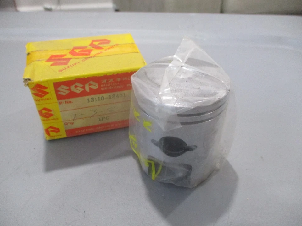 NOS Suzuki OEM Piston STD 1969-1971 T250 1973-1974 GT250 12110-18401 - Image 1 of 1