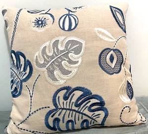 Colefax and Fowler, Embroidered linen cushion cover, 18x18” - Picture 1 of 3