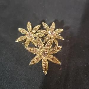 Vintage Signed Liz Claiborne Triple Flower Pink Rhinestones Gold Tone Brooch Pin - Picture 1 of 7