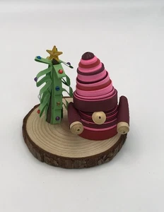 Gnomo Quilled Con Albero di Natale Carta Quilling 3D Art Su Base Legno 3” - Foto 1 di 6