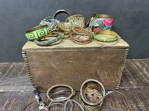 Lotto bracciali gioielli moda vintage oltre 7 libbre metallo misto tono oro e argento - Foto 1 di 18
