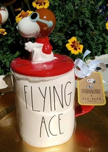 NUOVA tazza RAE DUNN Peanuts Snoopy "Flying Ace" con topper Snoopy Red Baron come nuova - Foto 1 di 10