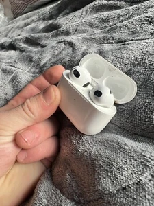 AirPods 3 - Photo 1 sur 3