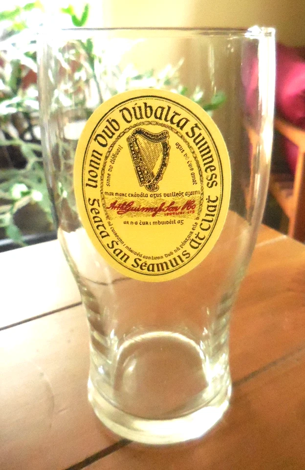 Vaso de cerveza de pinta Guinness, etiqueta gaélica irlandesa Foto 1 de 1