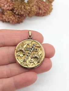 Vintage Gold gefüllt Repousse Narzisse Lilie Blume Kreuz Medaillon Foto Anhänger  - Bild 1 von 7