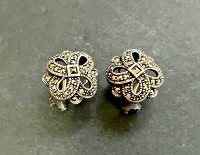 Pendientes Judith Jack de plata de ley 925 y marcasita con respaldo Omega Foto 1 de 3