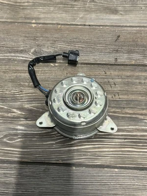 2009 - 2020 年日产 370Z 左驱动器侧发动机散热器冷却风扇电机 Oem — 第 1/2 张图片