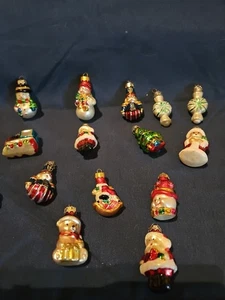 VINTAGE GLASORNAMENTE 15 VERSCHIEDENE FORMEN WEIHNACHTSMANN, BÄR, SCHNEEMÄNNER, LOKOMOTIVE gebraucht - Bild 1 von 18
