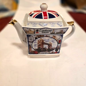 Vintage JAMES SADLER London England Tower Bridge 2-Cup Collectible Teapot - Picture 1 of 13