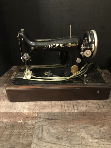Antique Singer Sewing Machine in Original Bent Wood Case Serial No. AA 549474 Cover