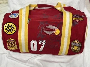 Harry Potter! Universal Studios Wizarding World Gryffindor Quidditch Duffle Bag - Picture 1 of 4