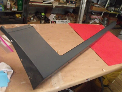 Fáscia de efeitos de solo Chrysler Laser 2 portas lado direito 2 portas NOS 1985 4270499 - Imagem 1 de 4